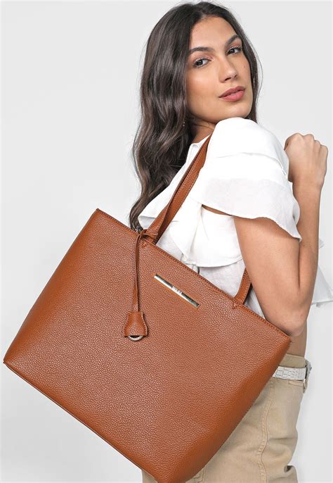 bolsa sacola vogue grande verniz branca caramelo|Bolsa Sacola: Santa Lolla, Colcci e mais Marcas Exclusivas .